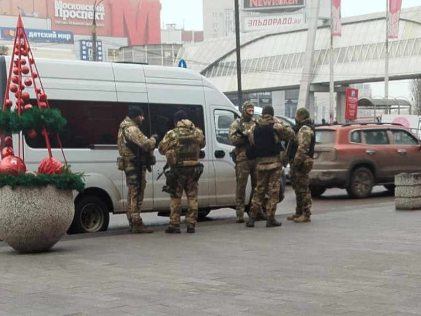 Опубликовано видео рейда по мигрантам на рынке в Воронеже  