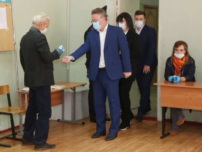 Мэр Кстенин пошел на выборы вместе с женой и сыном в Воронеже
