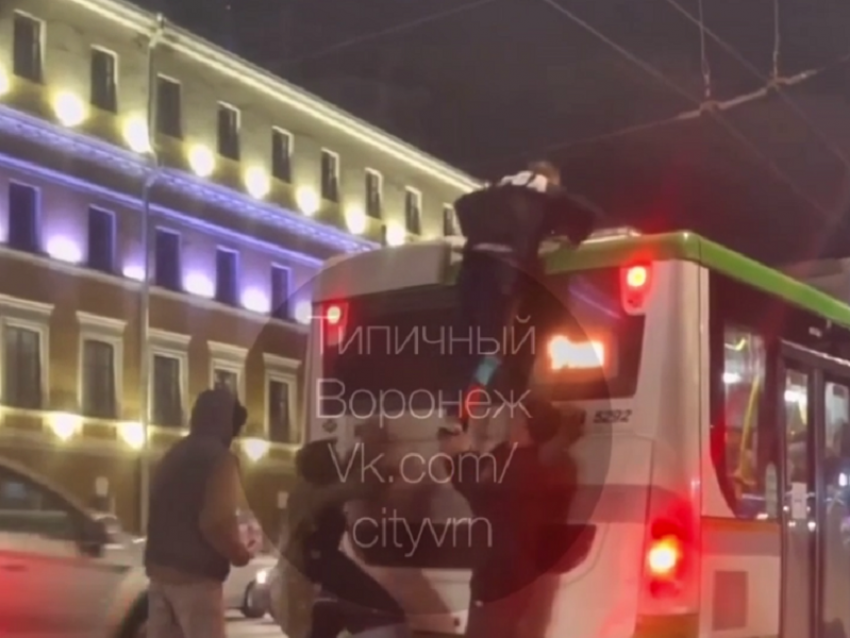Воронежцам, запустившим салют с крыши автобуса, грозит до 7 лет 