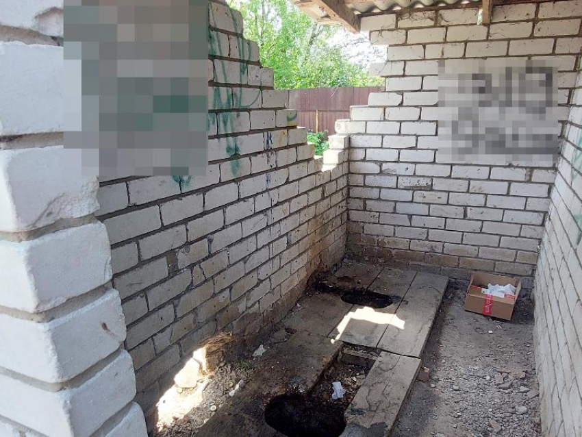 Общественный туалет для тех, кому нечего скрывать, нашли под Воронежем 