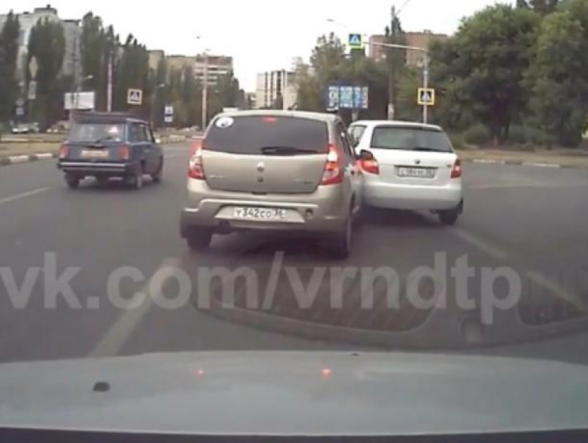 Момент чрезвычайно нелепого ДТП сняли на перекрестке в Воронеже