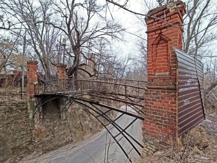 Нет желающих ремонтировать мостик у Дворца Ольденбургских под Воронежем