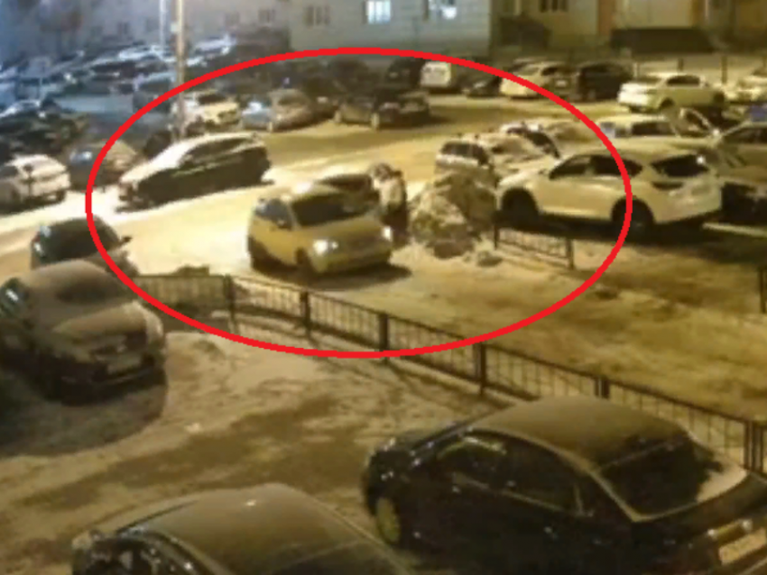 Стукнул и уехал: таксист с пассажирами устроил ДТП во дворе в Воронеже