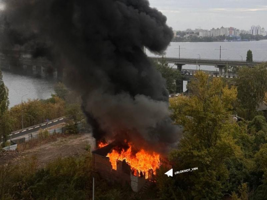 Жуткий пожар на набережной показали в Воронеже 