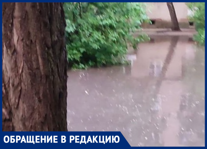 Внезапно: ливень похоронил под водой воронежский двор с новой ливневкой 