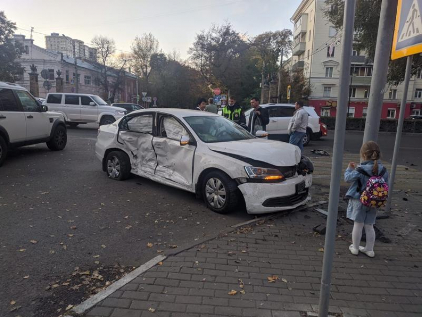 Две школьницы пострадали в ДТП в центре Воронежа