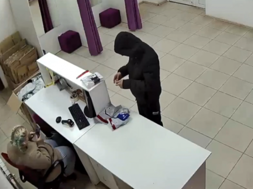 Преступная ловкость рук посетителя Wildberries попала на видео под Воронежем