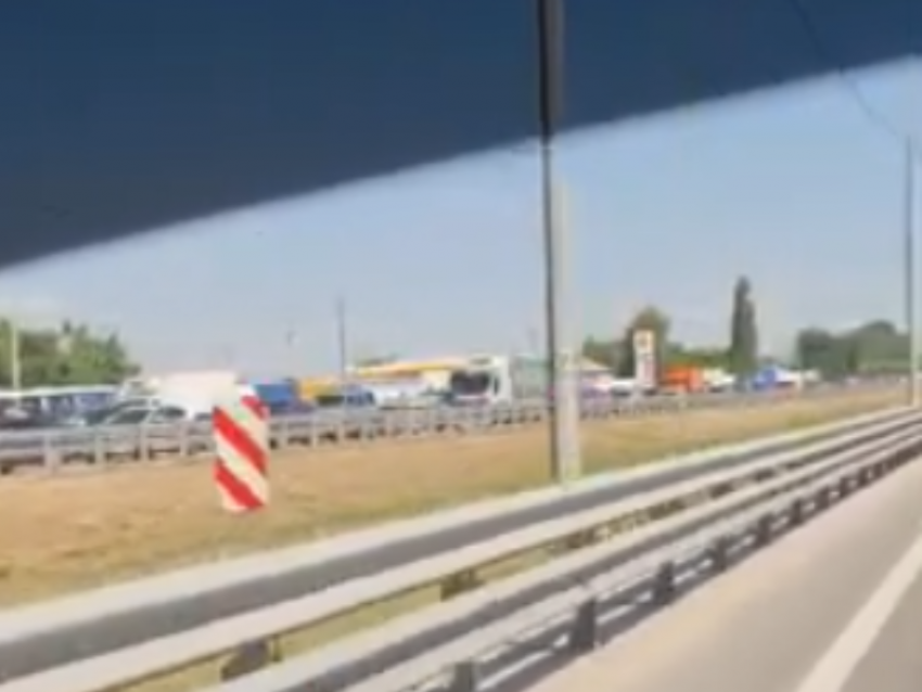 Двухкилометровая пробка образовалась на въезде в Воронеж