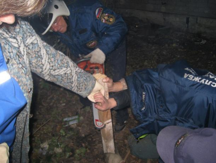 В Воронеже спасатели бензопилой помогли мальчику с гвоздем в руке