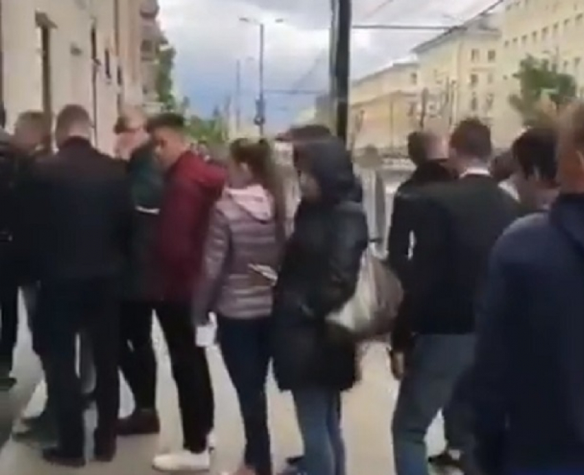 Безумная очередь из хипстеров за бургерами в Воронеже попала на видео