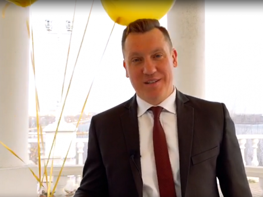 Трогательный видеоролик записал для женщин воронежский депутат