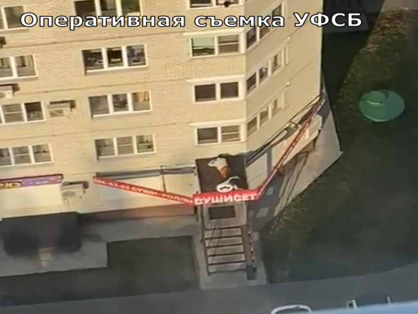 На видео попало, как вьетнамец сорвался с высоты, убегая от ФСБ в Воронеже