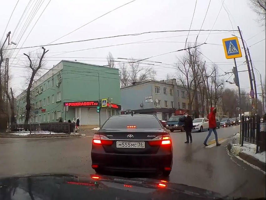 Вперед, назад, вперед: пешехода с «интересным» маршрутом засняли в Воронеже