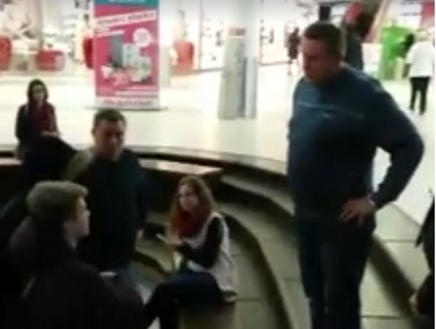 Подростки-вейперы схлестнулись с четырьмя охранниками в воронежском торговом центре