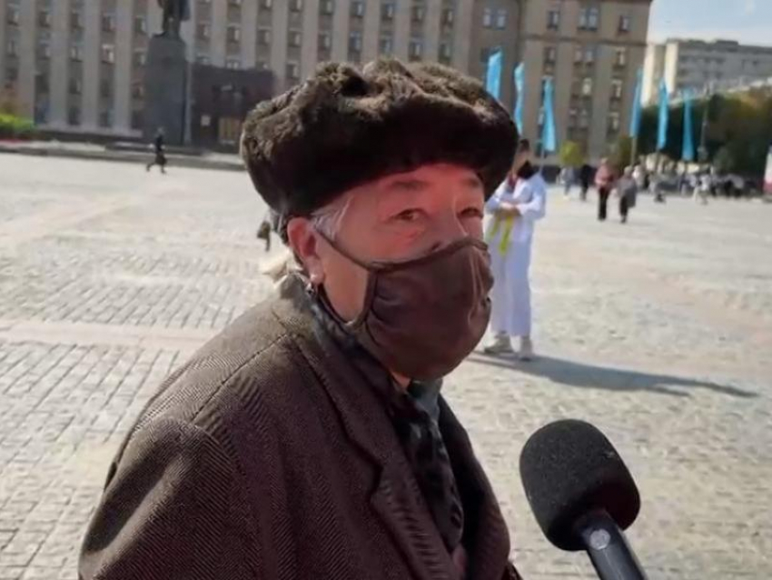 О нелегкой судьбе бабушки-регулировщицы рассказали воронежцы