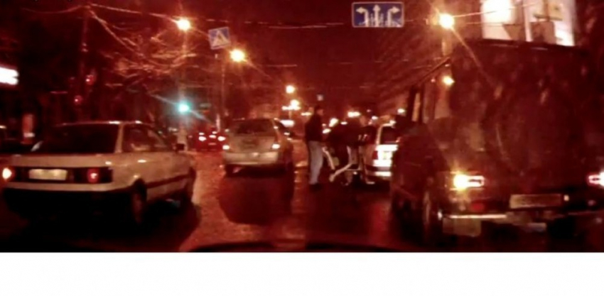 В центре Воронежа на Пушкинской избили пассажира таксиста (ВИДЕО)