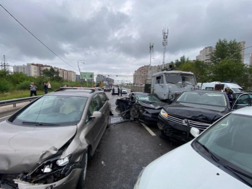 21-летний водитель устроил ДТП с десятью машинами в Воронеже