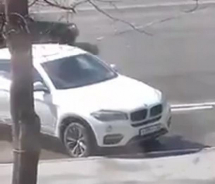 В Сети появилось видео, как эвакуатор проезжат мимо неправильно припаркованного дорогого BMW