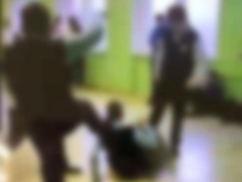 «Завуч сказала, пусть даёт сдачи»: опубликовано видео издевательства над школьником в Воронеже