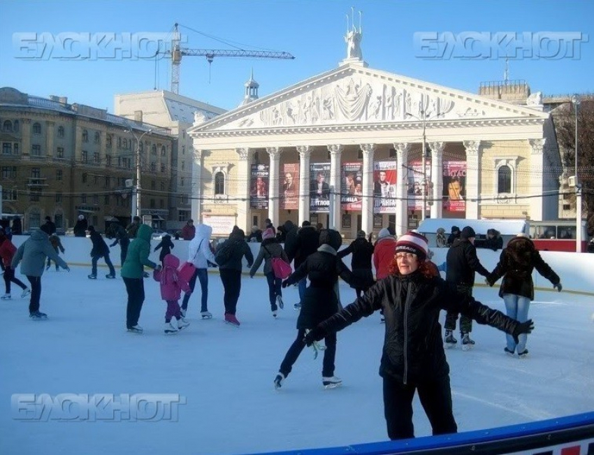 Ледовый каток начали устанавливать на площади Ленина в Воронеже