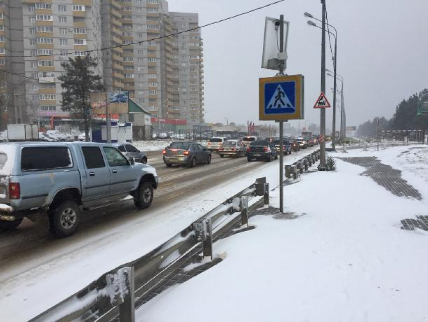 Сильнейший снегопад и мелкие аварии спровоцировали 8-бальные пробки в Воронеже