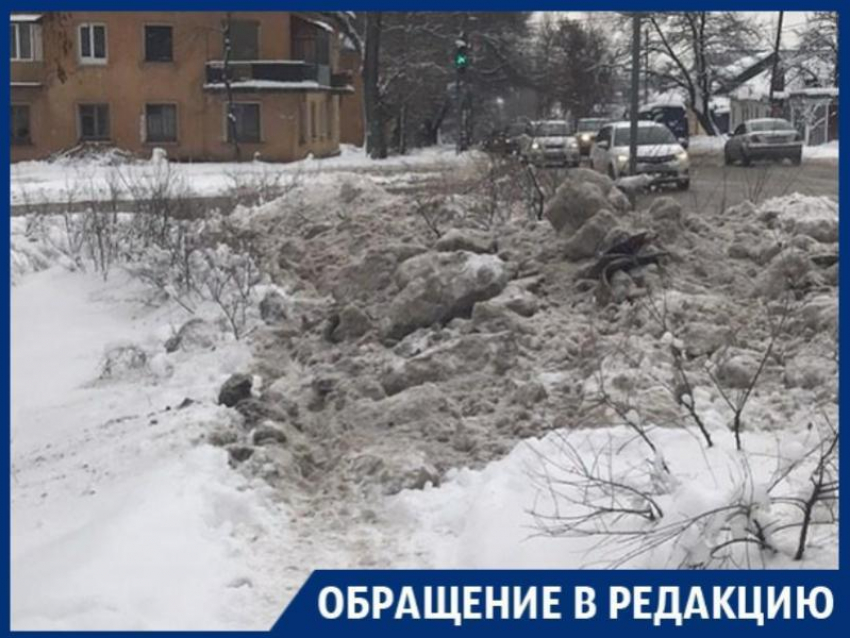 Горой грязного снега унизили пешеходов коммунальщики в Воронеже
