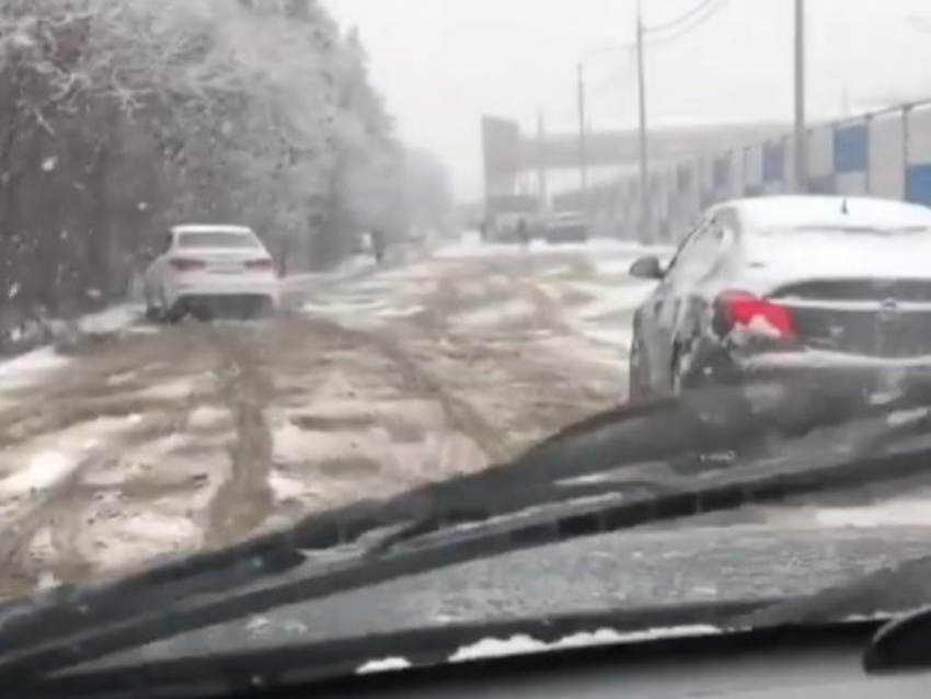 Дорога у больницы превратилась в экстремальный тест подвески в Воронеже