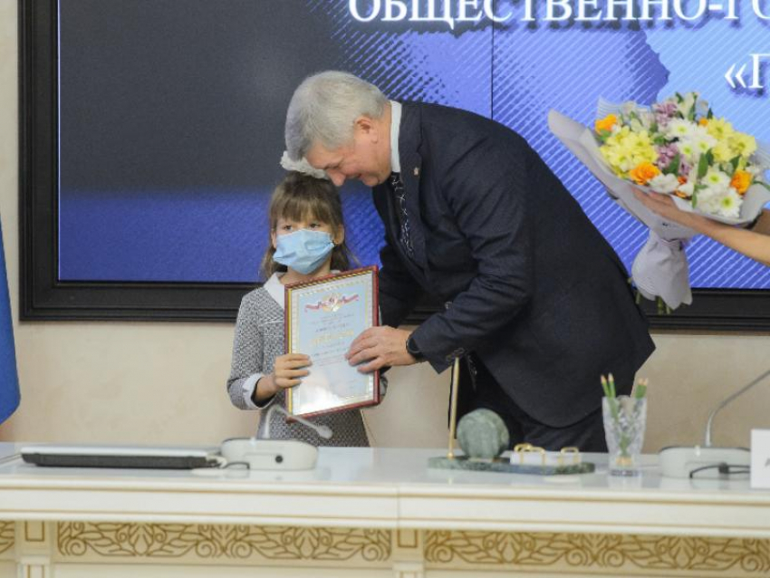 Спасшая на пожаре семью 9-летняя девочка получила награду в Воронеже
