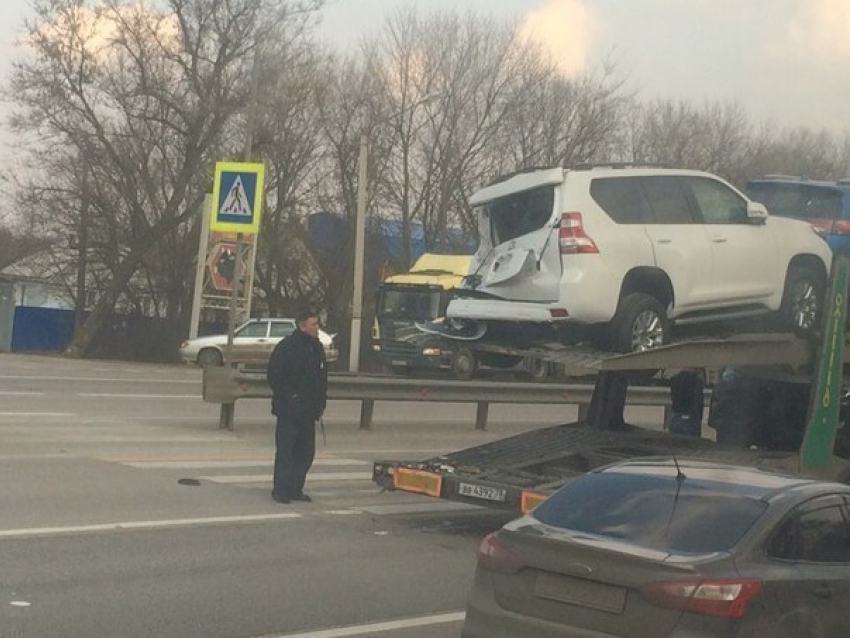 Автобус «Павловск-Воронеж» протаранил автовоз с люксовыми внедорожниками 