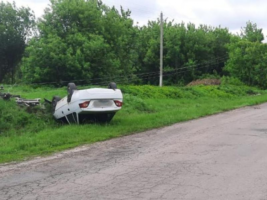 Легковушка с тремя детьми перевернулась на воронежской дороге