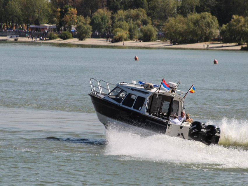 Перевернувшихся на лодке пьяных воронежцев выловили из водохранилища и сдали полиции