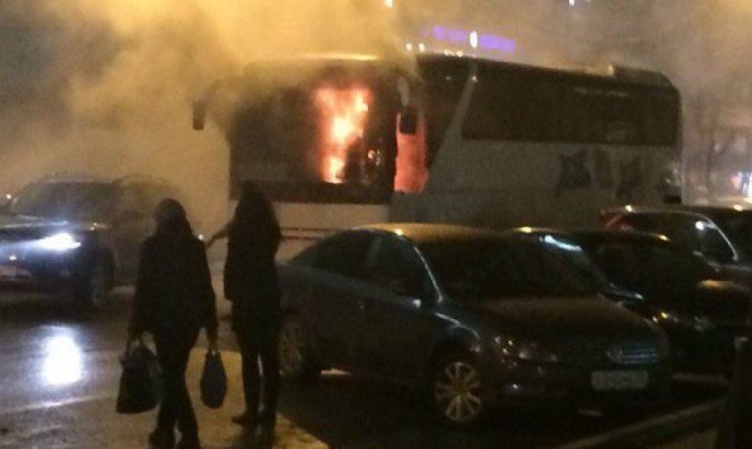 В центре Воронежа в конце рабочего дня загорелся рейсовый автобус