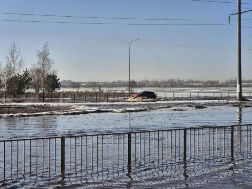 Дорогу в Новоусманском районе Воронежской области перекрыли из-за паводка