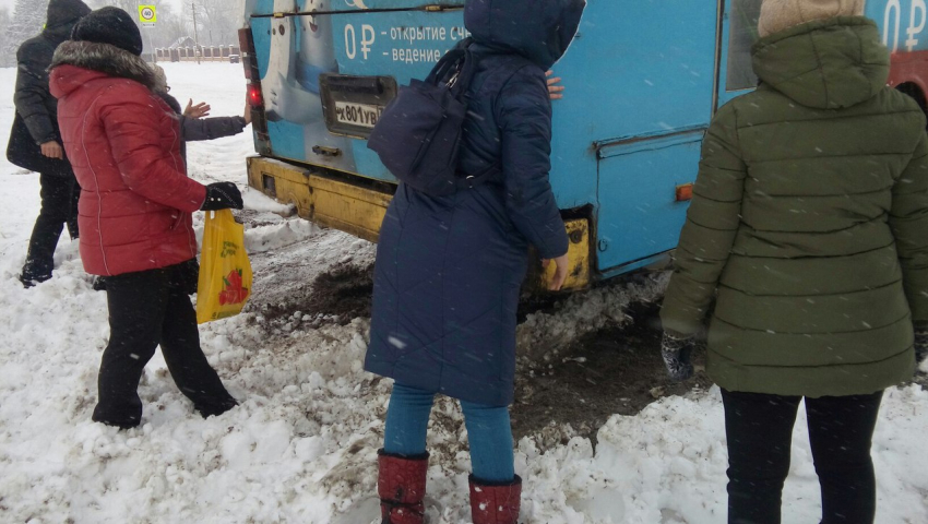 Под Воронежем пенсионеры толкали громадный автобус, застрявший в снегу