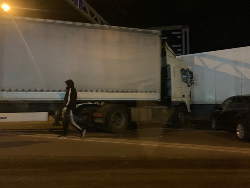 Опубликованы снимки ДТП с двумя фурами, перекрывшими окружную дорогу в Воронеже