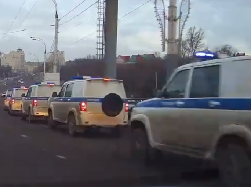 Огромный кортеж полицейских машин сняли на видео в Воронеже 