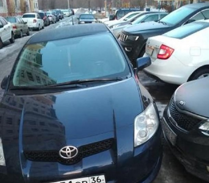 Водитель Toyota заставил воронежцев сожалеть, что у них есть машины 