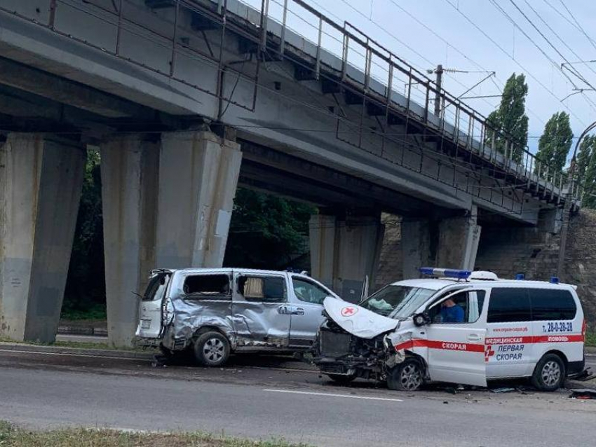 ДТП со скорой спровоцировало пробку в Воронеже