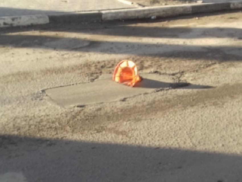 Во время ремонта в центре Воронежа рабочие замуровали в асфальт дорожный конус