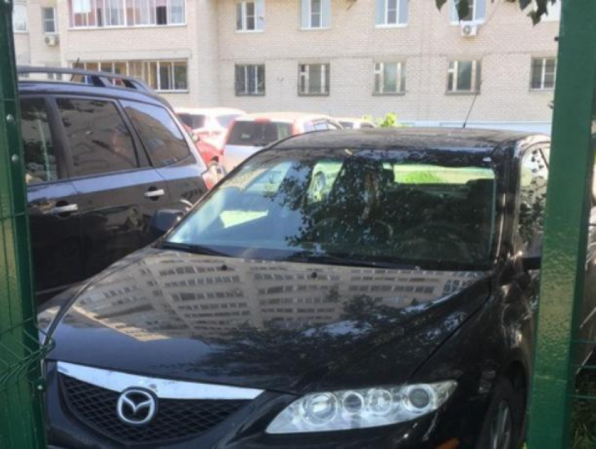 Водитель Mazda сделал воронежцев заложниками двора