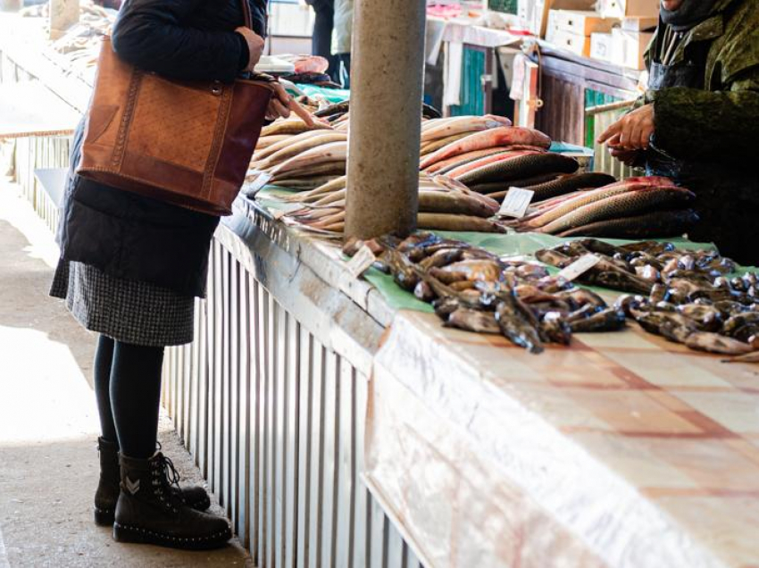 У покупательницы вырвали из рук кошелек на мини-рынке в Воронеже