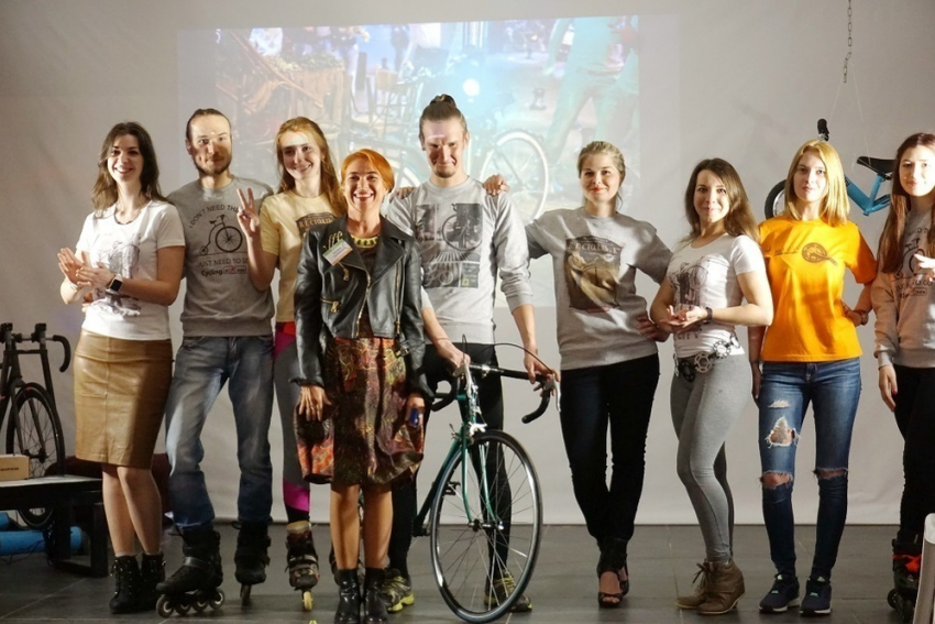 Дизайнер Татьяна Сулимина представила в Воронеже новую коллекцию одежды, созданную для велосипедистов 