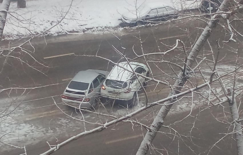 Шквал нелепых ДТП спровоцировал снегопад в Воронеже 