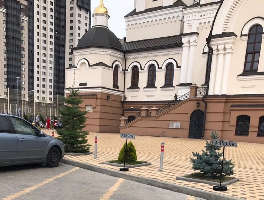 Парковку для избранных Богом показали на фото в Воронеже