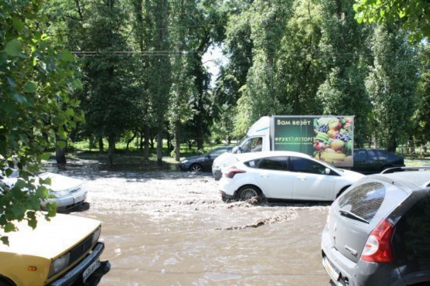 В Воронеже на Космонавтов разлилась река (ФОТО)