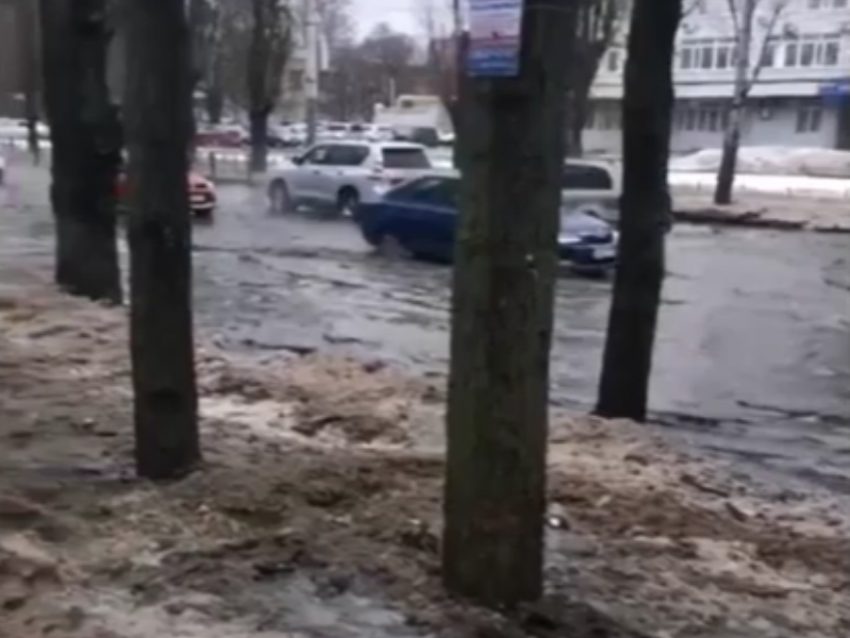 Мокрое бедствие потрясло улицу в Воронеже 