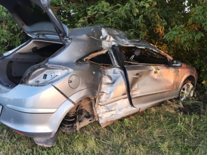 Воронежец с двумя пассажирами в салоне врезался в дерево из-за плохой погоды 