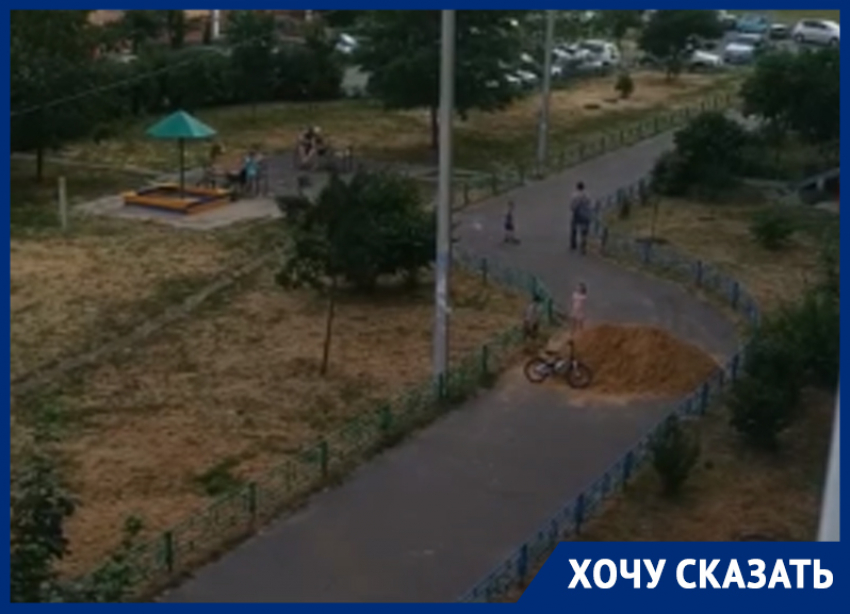 Огромную «песочницу» на тротуаре сняли во дворе дома в Воронеже 