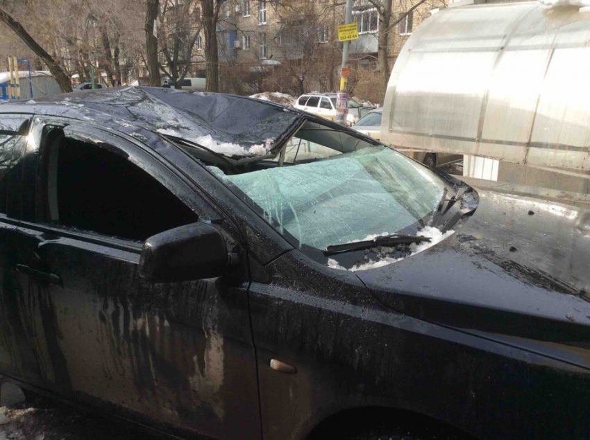 В Воронеже упавшая с крыши глыба льда разворотила Mitsubishi