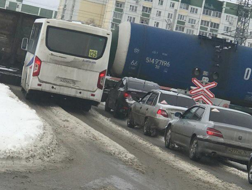 В Воронеже маршрутчик рисковал правами на Ж/Д переезде